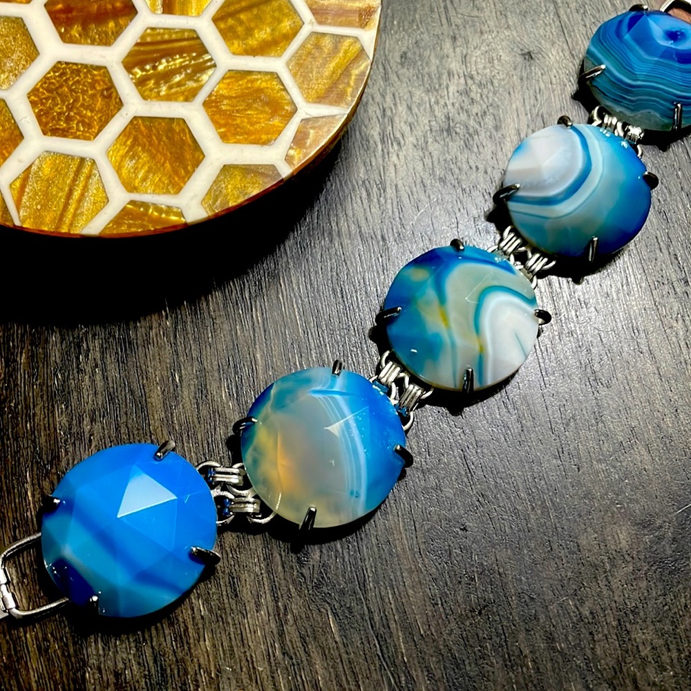 Bought as a Kendra Scott Cassie but do not believe to be Kendra.